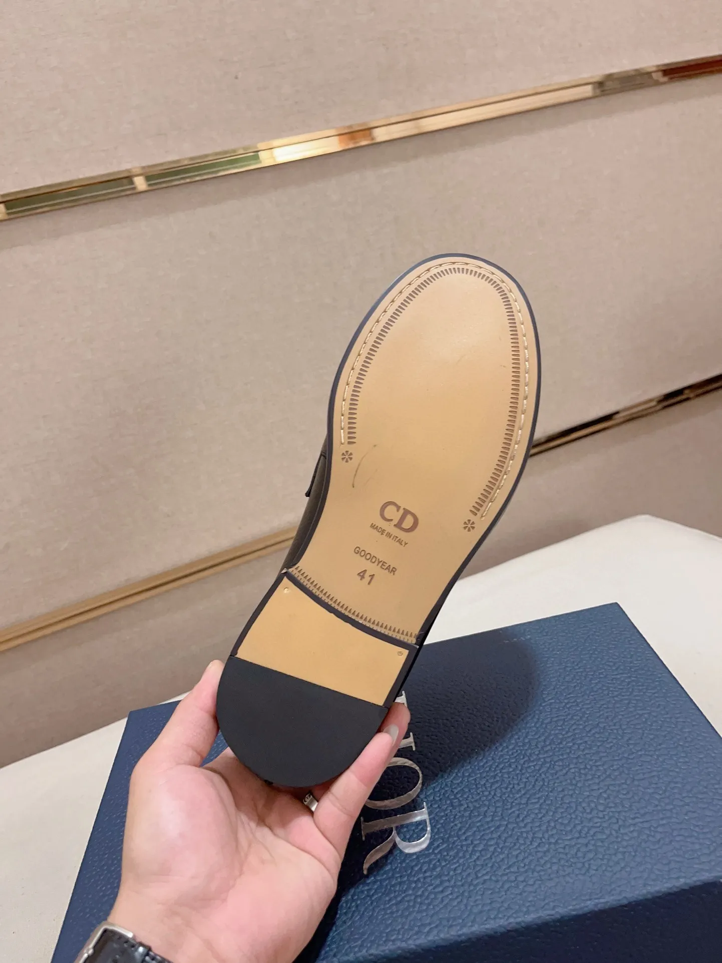 Men's shoes 💰: 560💰 High-end version of Dior Dior's new series. Famous actors and internet celebrities wear super popular designs. The sculptures of French artist Niki de Saint Phalle are designed as rings. Material: Imported original material ➕Painted cowhide Foot pads: cowhide Outsole: Rubber outsole Men's shoe size: 38~44 Can be customized to size 45